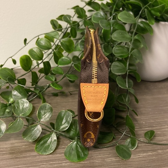 Authenic Louis Vuitton Monogram Pochette - Picture 6 of 16